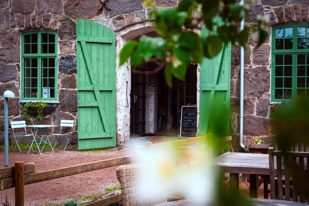 Grön dörr till stenbyggnad