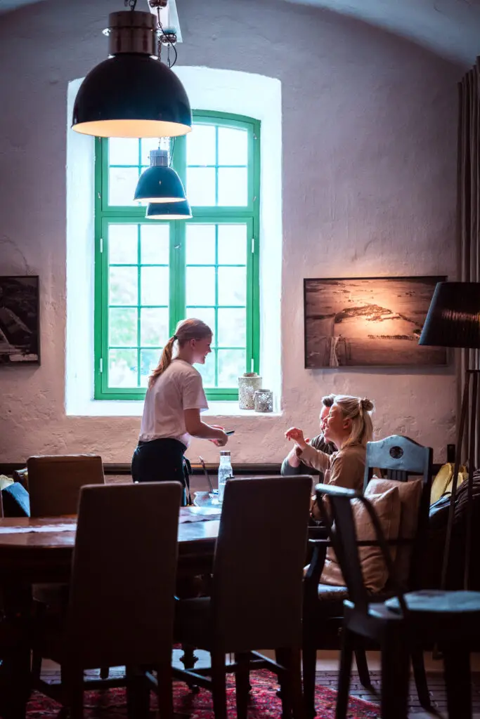 Middag med vänner vid fönstret