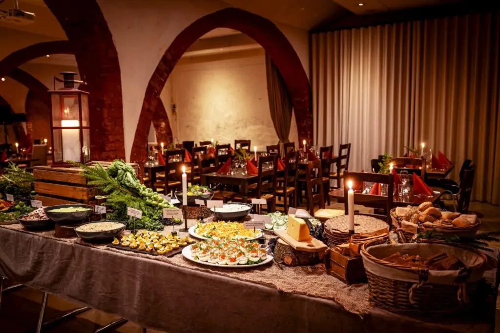 Buffé med mat och stolar