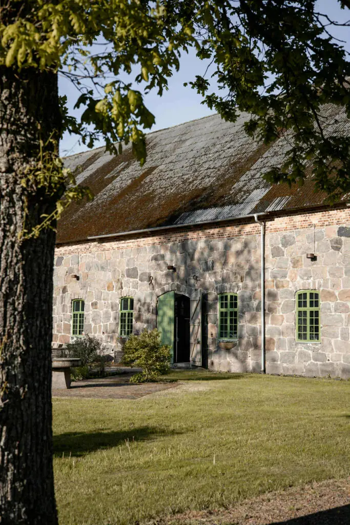 Stenhus med grön port