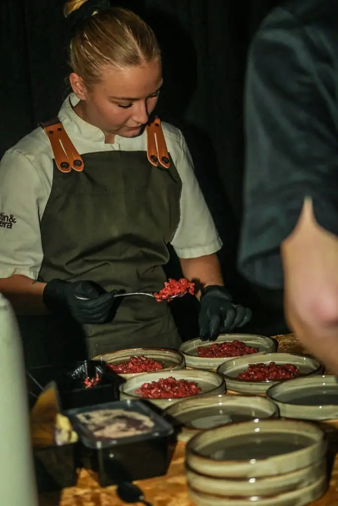 Kock förbereder mat