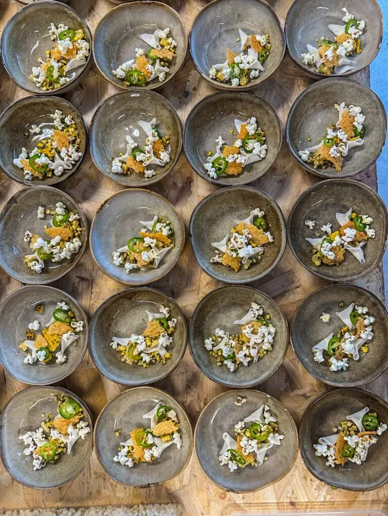 Små skålar med mat