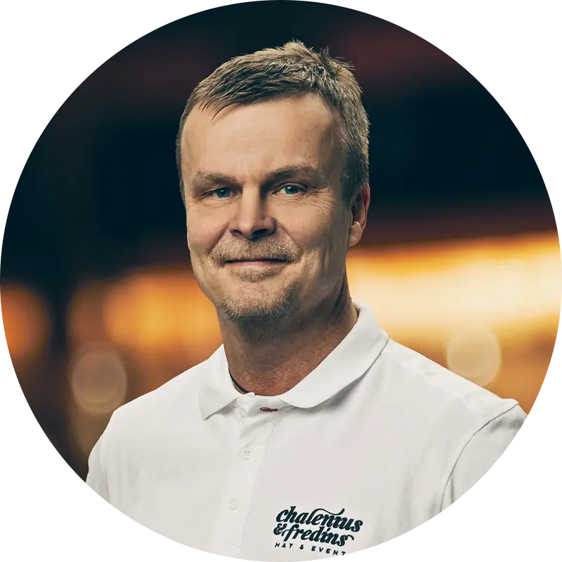 Man i vit pikétröja