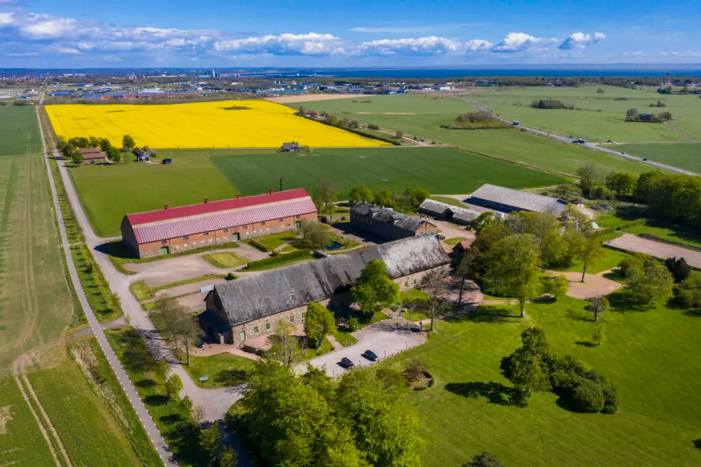 Gård med åkrar och byggnader