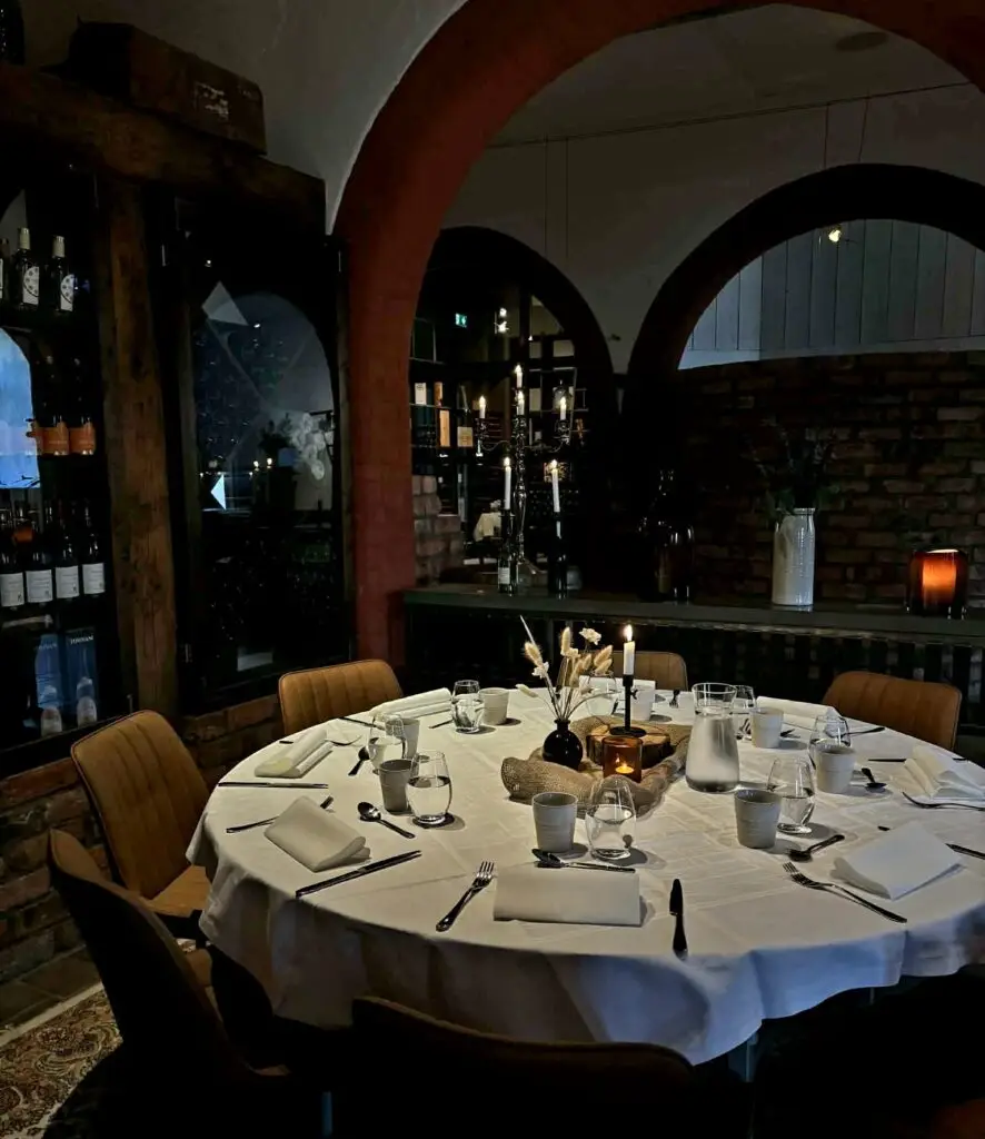 Runt bord dukat för middag